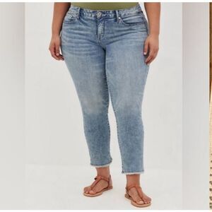 Torrid boyfriend crop 16 raw hem full figure stretchy jeans